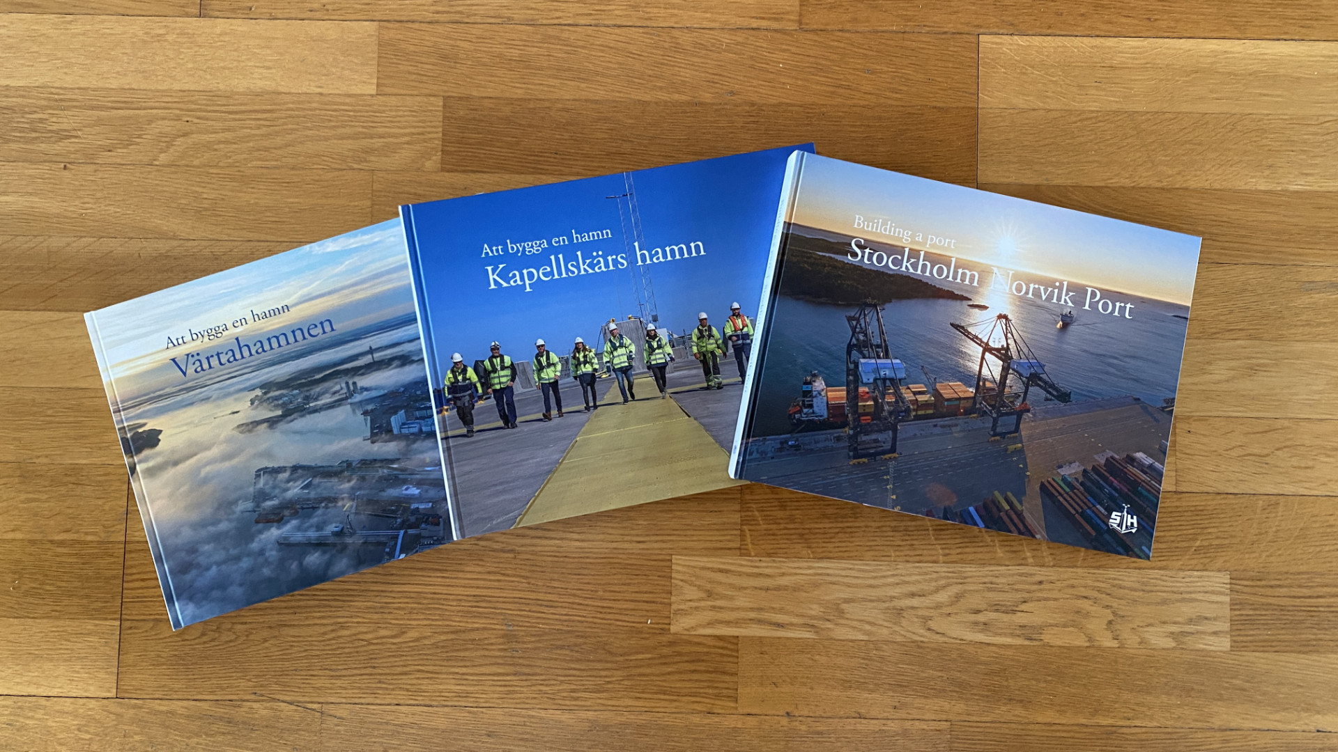 Omslagen till de tre böckerna.